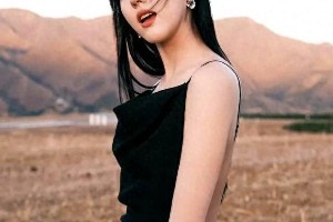 苏晓彤黑色吊带写真，性感活力身材吸睛
