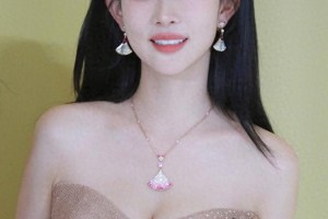 孟子义成都活动裸色抹胸裙惊艳亮相