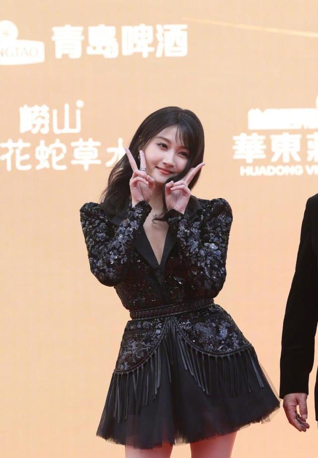 关晓彤红毯造型