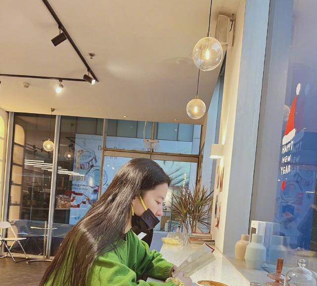 刘亦菲咖啡店看书