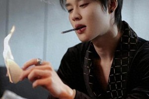 柯淳因酒吧抽烟风波引争议，短剧一哥如何应对公众质疑