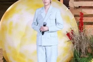 邓为五四晚会唱歌首秀惊艳全场，粉丝反应太真实
