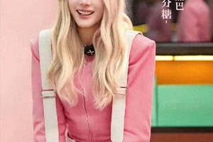 迪丽热巴甜妹造型引热议：制服诱惑VS双标争议