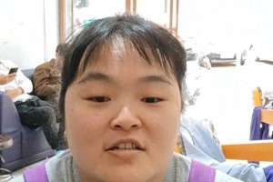 向佐与理发师晓华同框直播，新造型引热议