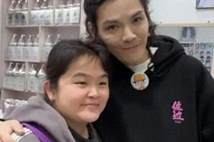向佐怀化理发引热议，与发型师晓华温馨互动
