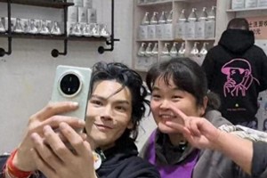 向佐赴怀化理发师晓华店剪发，直播间吸引6700万观看