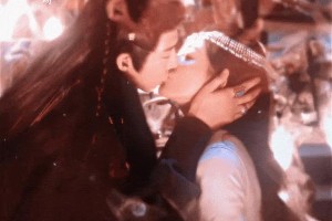 赵露思刘宇宁《珠帘玉幕》吻戏花絮曝光，甜蜜互动引热议